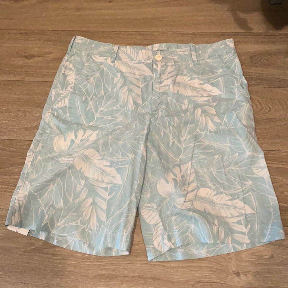 Men Izod Saltwater Palm Shorts